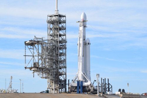 SpaceX успешно запускает тяжелую ракету Falcon в первом рейсе
